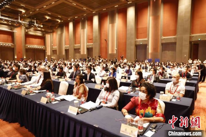 500余名專家學(xué)者、嘉賓代表以線上線下方式參加開幕式。　盛佳鵬 攝