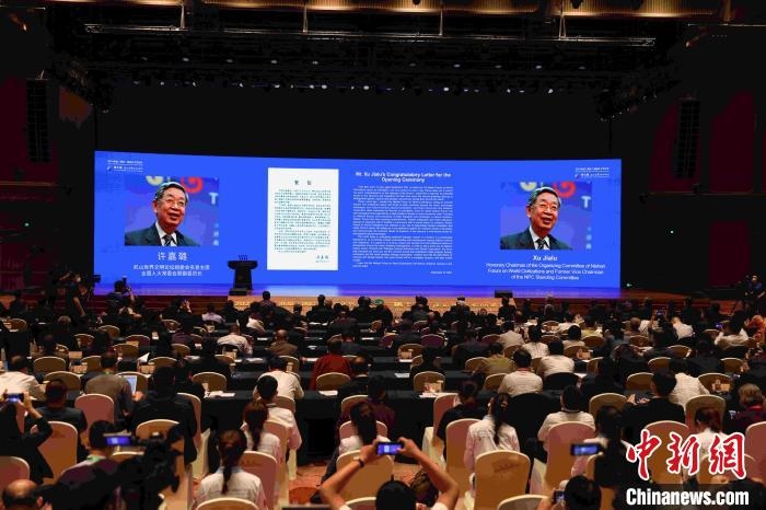 第九屆、第十屆全國人大常委會副委員長許嘉璐向大會發(fā)來賀信?！∈⒓样i 攝