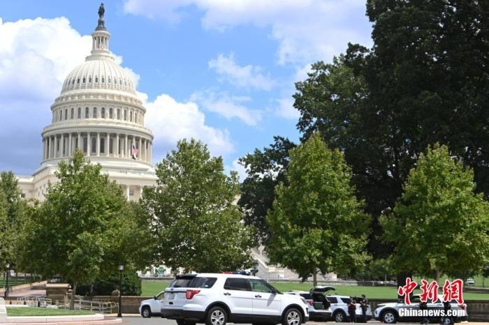 當(dāng)?shù)貢r(shí)間8月19日，一名男子駕駛黑色皮卡至國(guó)會(huì)圖書館前，并聲稱車上有炸彈。該事件導(dǎo)致美國(guó)國(guó)會(huì)大廈周邊街道封鎖，警方還疏散了周邊國(guó)會(huì)辦公樓和聯(lián)邦最高法院里的工作人員。圖為警方在美國(guó)會(huì)大廈西側(cè)廣場(chǎng)警戒。 <a target='_blank' href='http://www.chinanews.com/'>中新社</a>記者 陳孟統(tǒng) 攝