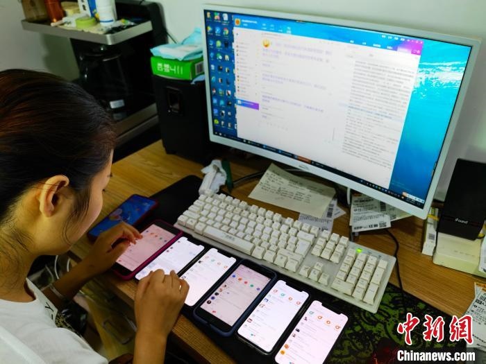 圖為網(wǎng)絡客服為網(wǎng)上“專車座套”客戶答疑釋惑?！巫雍?攝