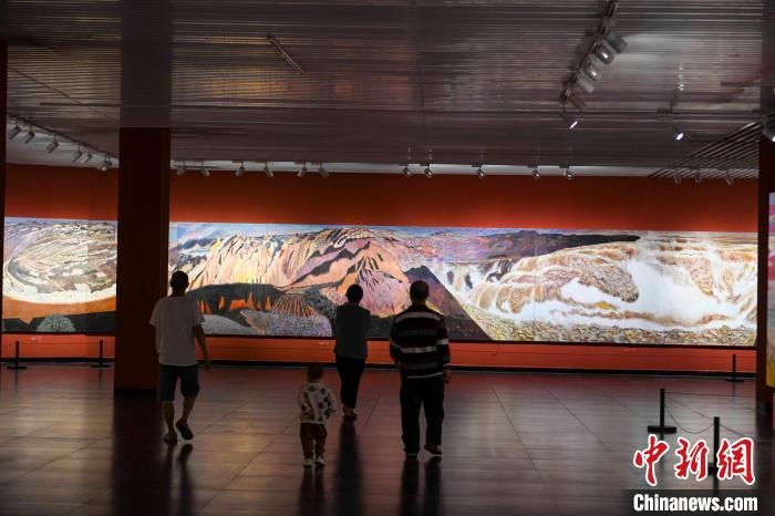 162米巨幅油畫長卷《黃河》吸引市民駐足觀看。　楊華峰 攝