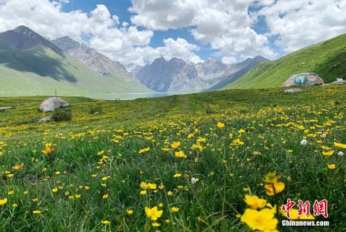 位于青海省果洛藏族自治州久治縣的年保玉則意為“神圣不可侵犯的地方”，山形如蓮花，總面積3469平方公里，保存有冰蝕地貌、冰磧地貌、現(xiàn)代冰川等地質(zhì)遺跡，有“天神后花園”之稱。
<a target='_blank' href='http://www.chinanews.com/'>中新社</a>記者 孫睿 攝