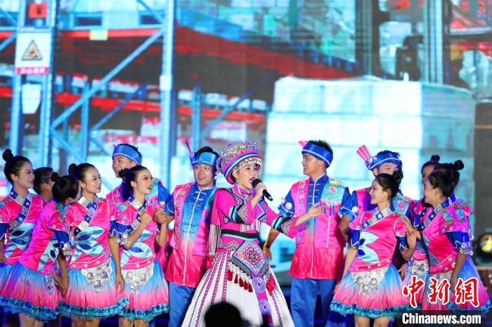 專(zhuān)場(chǎng)晚會(huì)上的民族歌舞表演?！涕L(zhǎng)嬌 攝