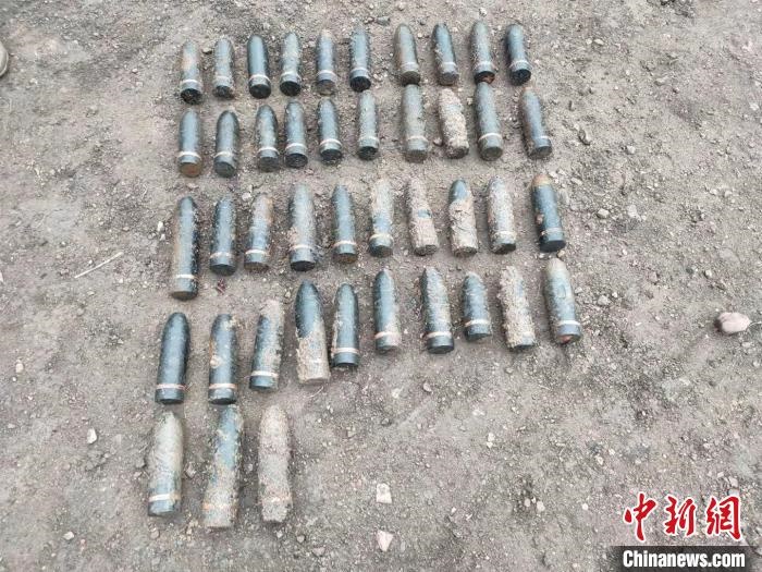 圖為發(fā)現(xiàn)的遺留炮彈?！√厝崭駱?攝