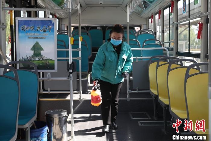 工作人員正在對公交車進行消殺。　于晶 攝