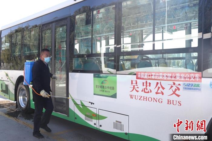 工作人員正在對公交車進行消殺?！∮诰?攝