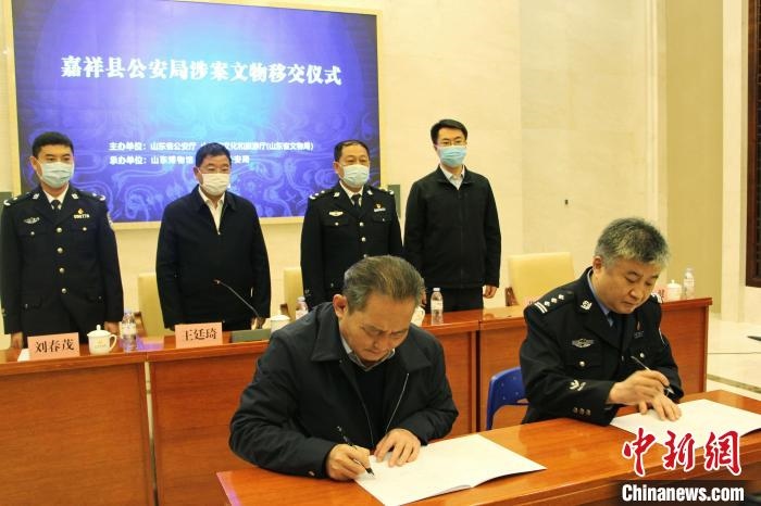 山東博物館館長鄭同修和嘉祥縣人民政府副縣長、公安局局長趙健簽署移交協(xié)議?！≮w曉 攝