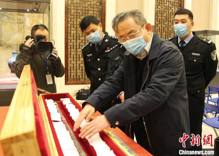 山東博物館館長鄭同修介紹涉案文物龍首錯(cuò)銀木柲銅杖?！≮w曉 攝