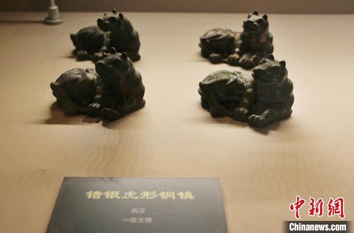 一級文物錯(cuò)銀虎形銅鎮(zhèn)。　趙曉 攝