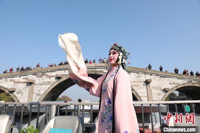 2019京杭對(duì)話的大運(yùn)河京杭雅集活動(dòng)中，浙江昆劇團(tuán)國(guó)家一級(jí)演員楊崑在中國(guó)大運(yùn)河(杭州段)上進(jìn)行表演?！⌒燔?攝 攝