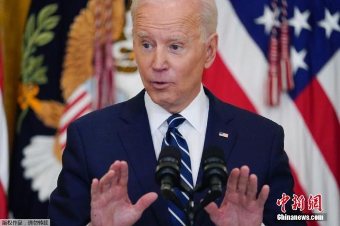 當(dāng)?shù)貢r(shí)間3月25日，美國總統(tǒng)拜登舉行了上任60多天來的首場正式新聞?dòng)浾邥?huì)，回答了邊境危機(jī)、控槍、基建計(jì)劃等熱點(diǎn)問題。
