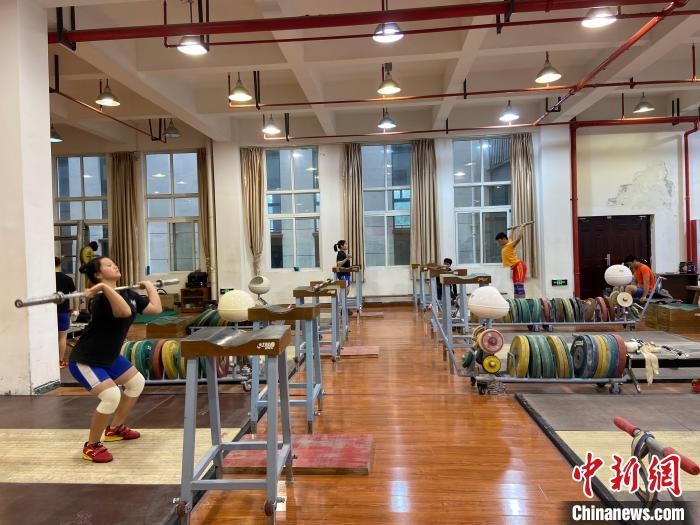 石智勇的師弟師妹們訓(xùn)練場景。　林波 攝