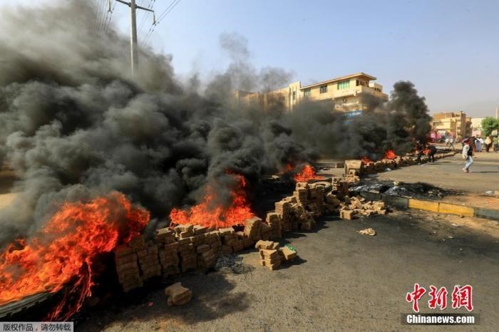 當?shù)貢r間10月25日，蘇丹局勢發(fā)生突變，過渡政府總理被“綁架”，政府部長被軍方抓捕，國家進入緊急狀態(tài)，大量民眾走上街頭對軍方行動進行抗議，已有7人在抗議活動中死亡，140人受傷。圖為抗議活動中燃燒的輪胎。