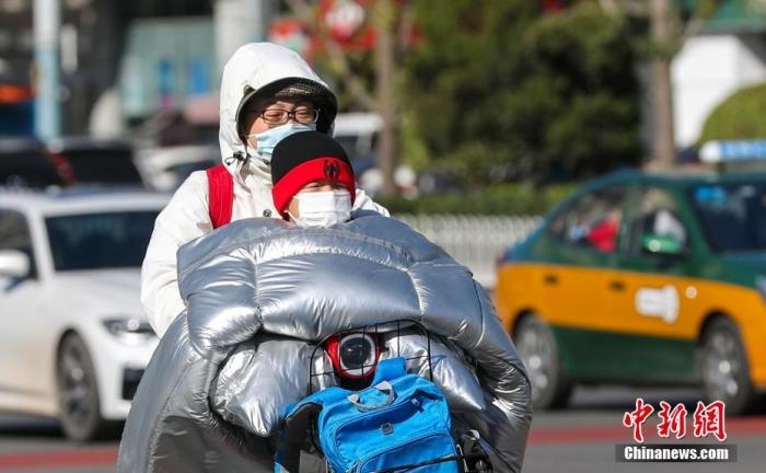 資料圖：市民在大風(fēng)降溫天氣下出行。 <a target='_blank' href='http://www.chinanews.com/'>中新社</a>記者 賈天勇 攝