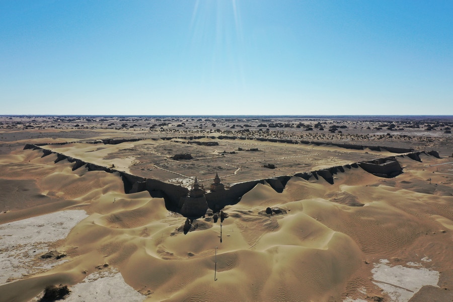 空中俯瞰大漠黑城