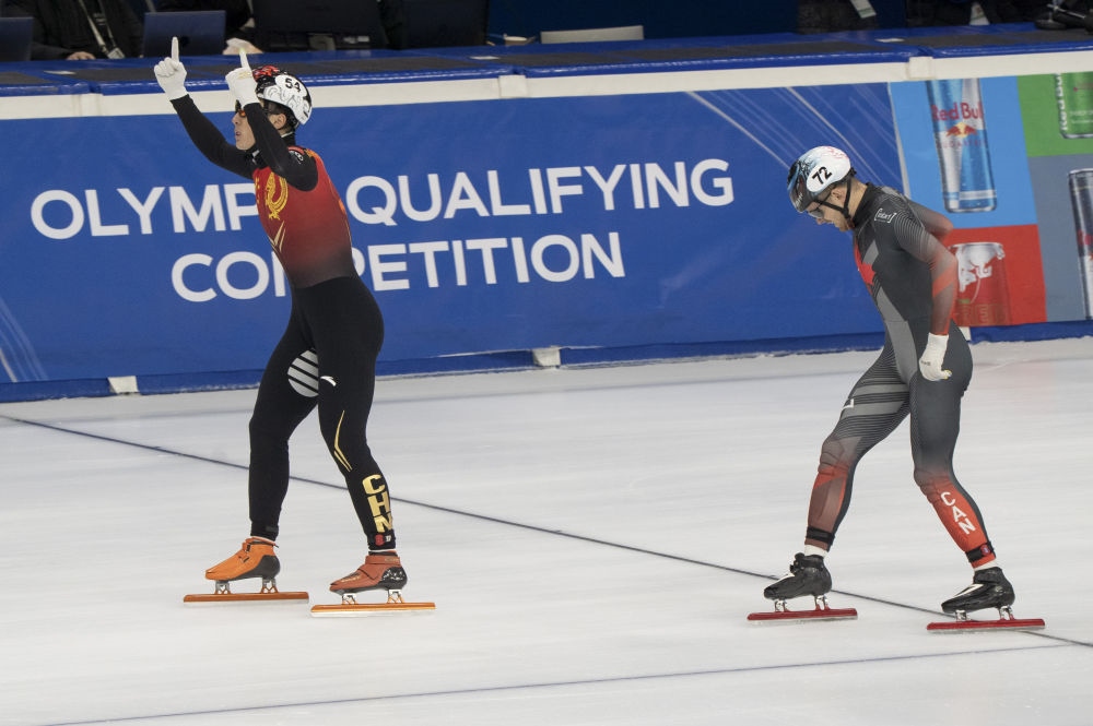 11月20日，任子威(左)在比賽后慶祝。新華社發(fā)(弗爾季·奧蒂洛 攝)