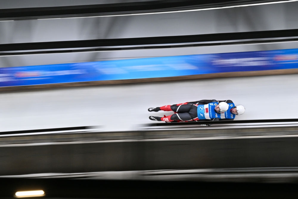 11月21日，“相約北京”國際雪橇聯(lián)合會雪橇世界杯，中國選手黃葉波/彭俊越在團體接力比賽中。新華社記者陳益宸攝