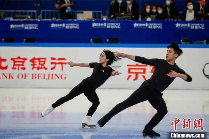 圖為隋文靜、韓聰在測(cè)試賽期間進(jìn)行官方訓(xùn)練 王洋 攝