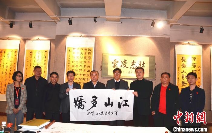 圖為百名將軍書畫展活動現(xiàn)場?！☆佇玛?攝 攝