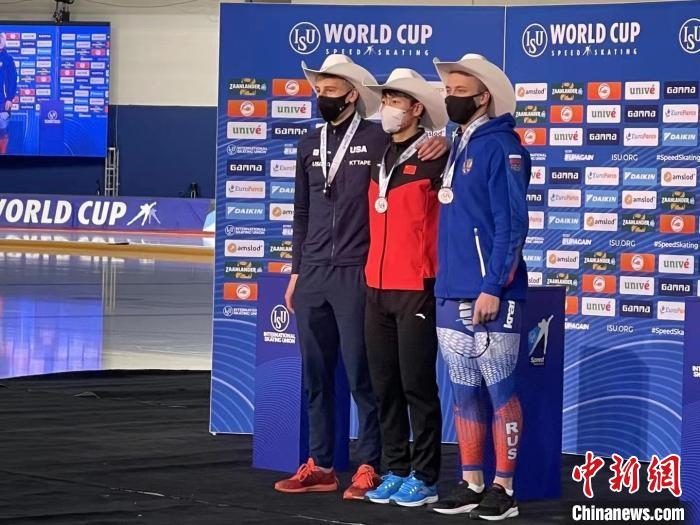 寧忠?guī)r在頒獎儀式上。　黑龍江省體育局提供