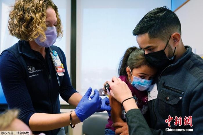 資料圖：當(dāng)?shù)貢r(shí)間11月3日，美國(guó)華盛頓，國(guó)立兒童醫(yī)院為孩子接種疫苗。美國(guó)新冠疫苗接種進(jìn)入了一個(gè)新階段，數(shù)百萬(wàn)名小學(xué)生現(xiàn)在可以接種疫苗。