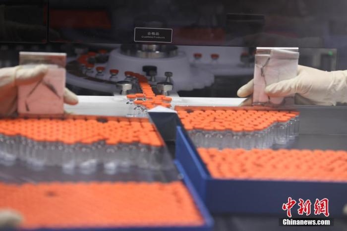 資料圖：北京科興中維生物技術(shù)有限公司生產(chǎn)線(xiàn)上的疫苗。 <a target='_blank' href='/'>中新社</a>記者 蔣啟明 攝 　