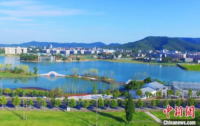 后湖藝術(shù)園?！√菩∏?攝