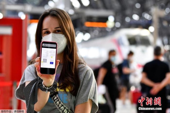 當(dāng)?shù)貢r(shí)間2021年9月1日，意大利米蘭，乘客在火車站出示的健康證明。