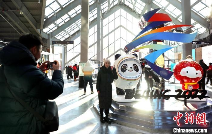 圖為滑雪場(chǎng)現(xiàn)場(chǎng)。　許婷 攝