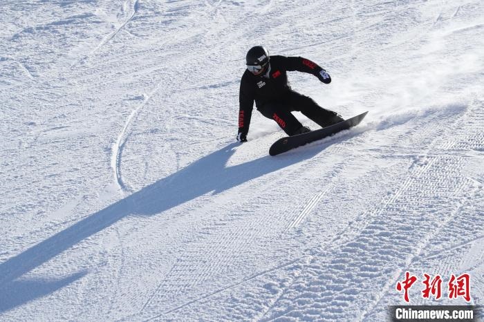 圖為滑雪場(chǎng)現(xiàn)場(chǎng)?！≡S婷 攝