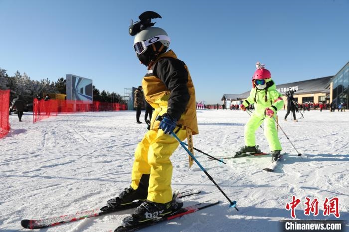 圖為滑雪場(chǎng)現(xiàn)場(chǎng)。　許婷 攝