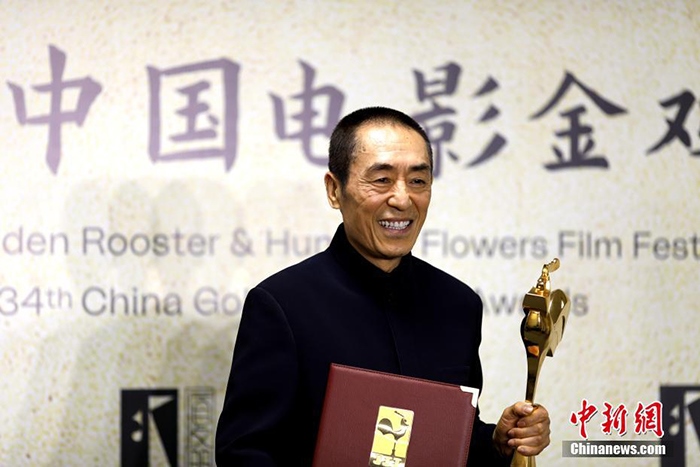 12月30日晚，第34屆中國電影金雞獎頒獎典禮在福建省廈門市舉行。張藝謀以執(zhí)導《懸崖之上》榮膺最佳導演獎。 <a target='_blank' href='/'>中新社</a>記者 呂明 攝