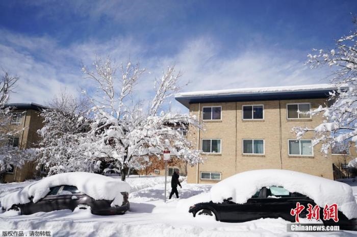 資料圖：當(dāng)?shù)貢r(shí)間2021年3月15日，美國(guó)科羅拉多州丹佛，當(dāng)?shù)赜瓉?lái)強(qiáng)暴風(fēng)雪天氣，城市被積雪覆蓋。