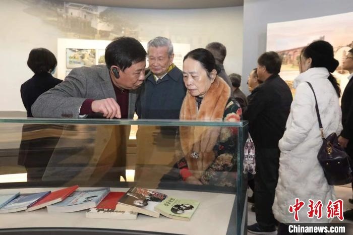 船政后裔在參觀新館?！￡悤造o 攝