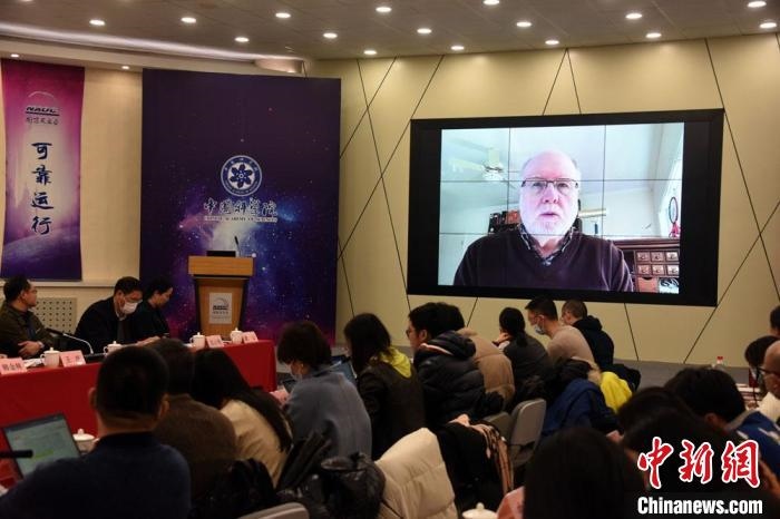 美國伊利諾伊大學(xué)教授理查德？克魯切爾通過視頻點(diǎn)評(píng)FAST測量星際磁場最新研究成果?！?lt;a target='_blank' href='/'>中新社</a>記者 孫自法 攝
