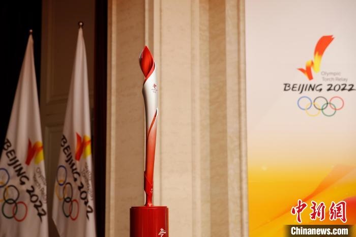 展示的北京冬奧會火炬?！〗x 攝