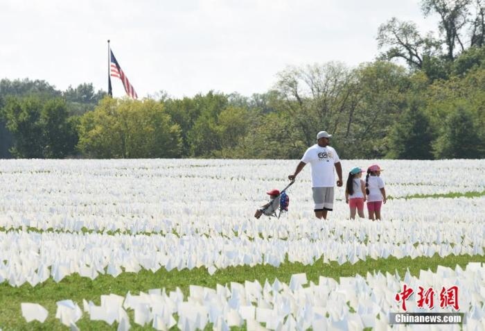 當(dāng)?shù)貢r(shí)間2021年9月18日，美國(guó)首都華盛頓國(guó)家廣場(chǎng)上插著數(shù)十萬(wàn)白色旗幟，悼念新冠逝者。這個(gè)名為“在美國(guó)：銘記”藝術(shù)裝置由美國(guó)藝術(shù)家弗斯滕伯格(Suzanne Firstenberg)策劃，她計(jì)劃在兩周內(nèi)與公眾一起在華盛頓國(guó)家廣場(chǎng)插上與美國(guó)新冠死亡病例數(shù)對(duì)應(yīng)的白旗，以示悼念。 <a target='_blank' href='/'>中新社</a>記者 陳孟統(tǒng) 攝