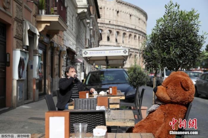 資料圖：意大利羅馬斗獸場附近的酒吧，顧客在露臺上喝酒。