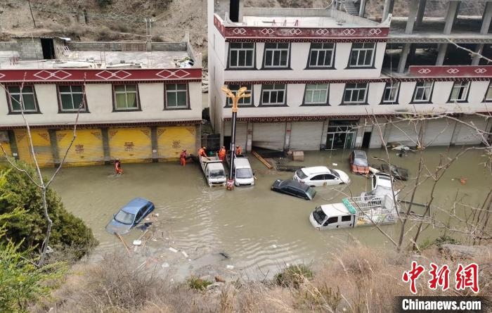 救援人員正在丹巴一處民房被淹處搜尋和轉(zhuǎn)移人員?！≈苡?攝