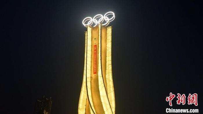 1月25日，由中建二局三公司承建的“海陀塔”順利竣工，奧運(yùn)五環(huán)閃耀延慶冬奧賽區(qū)?！≈薪ǘ秩竟﹫D
