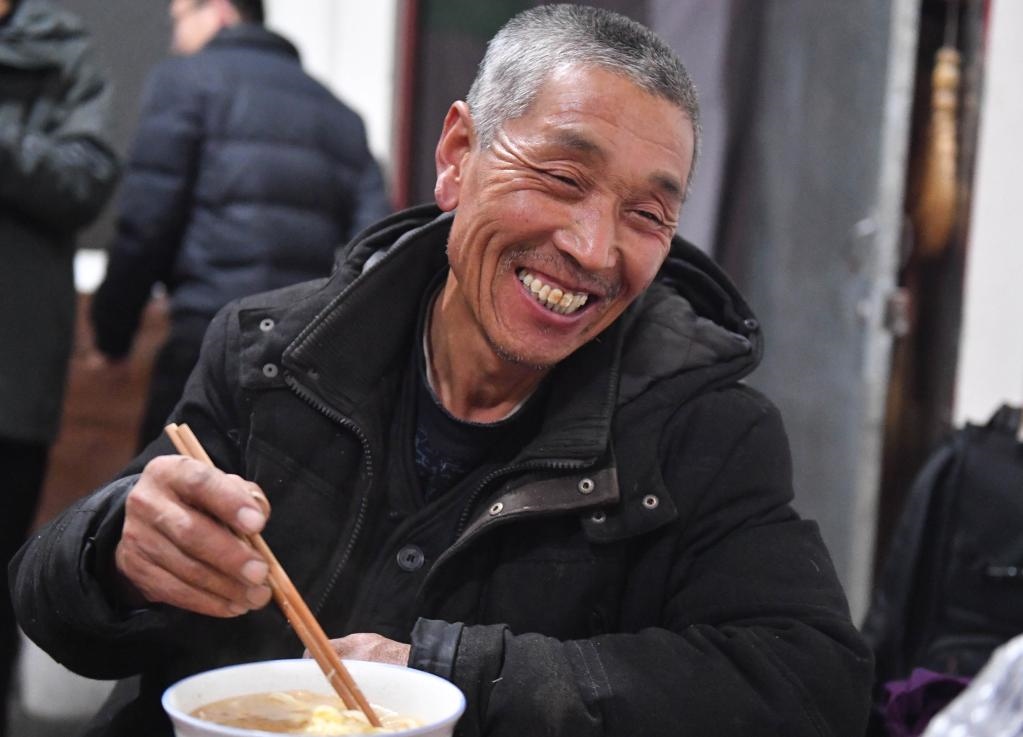 1月26日，山西省汾西縣段村村民蔡文明談起見到總書記的心情，激動(dòng)又開心。新華社記者 柴婷 攝