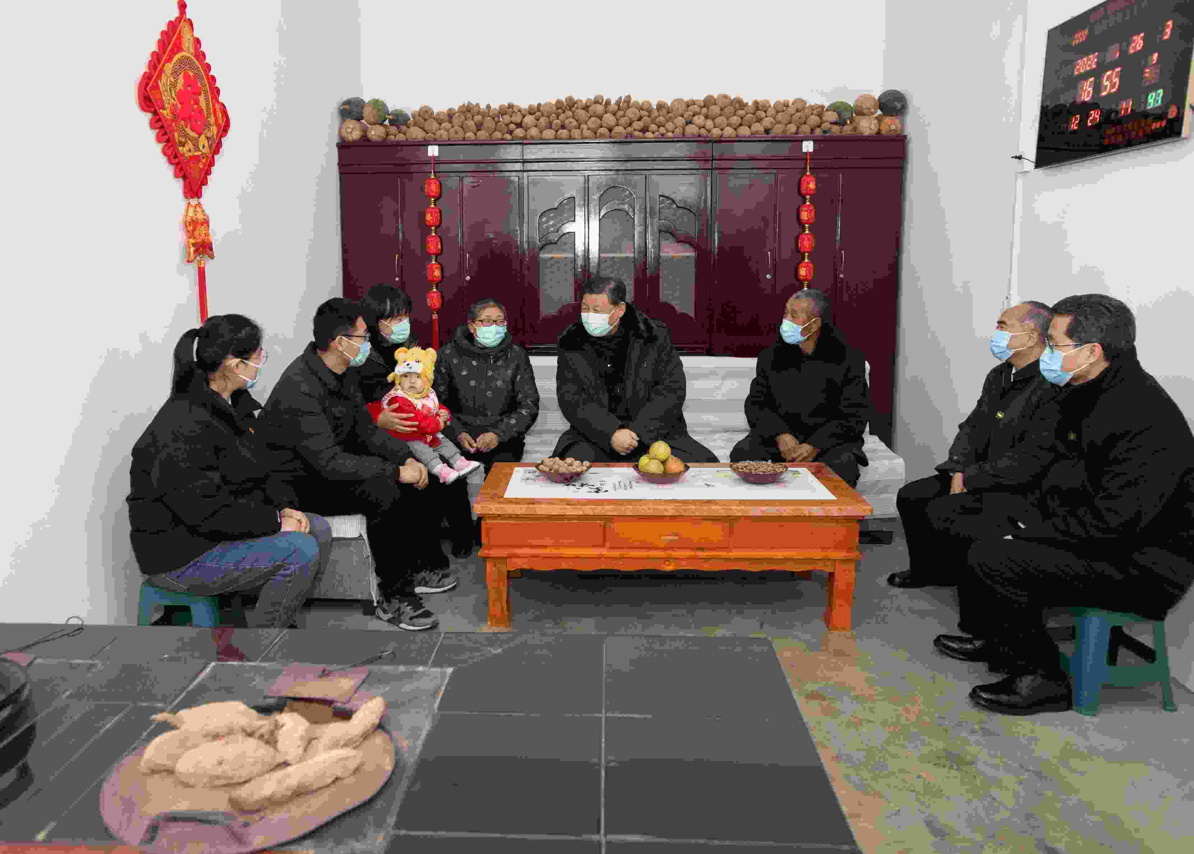 △2022年1月26日，中共中央總書記、國(guó)家主席、中央軍委主席習(xí)近平在臨汾市汾西縣僧念鎮(zhèn)段村同村民蔡文明一家親切交流。