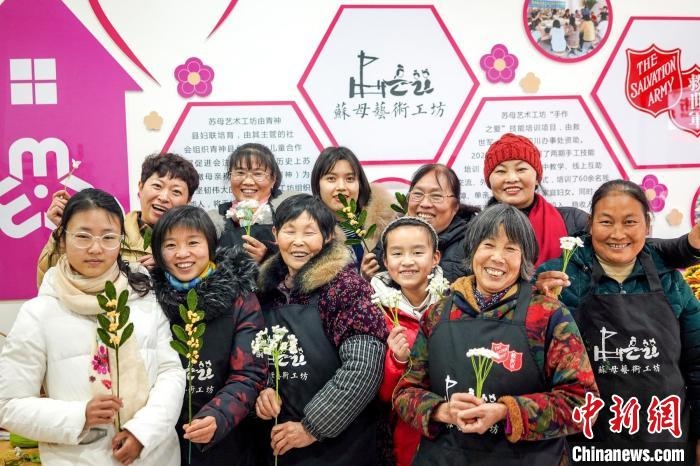 “蘇母藝術(shù)工坊”文創(chuàng)工作室的姐妹們?！」帕捡x 攝