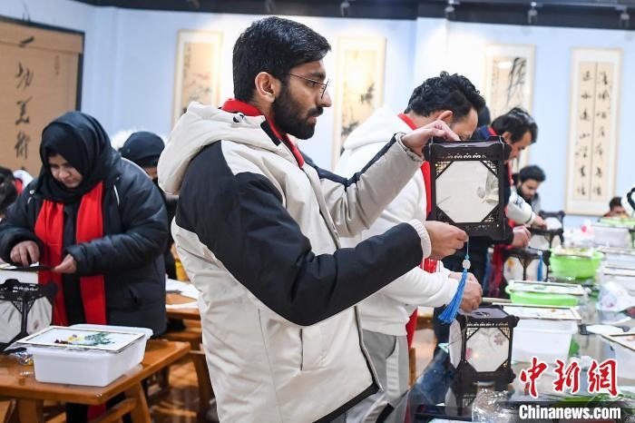 巴基斯坦留學生制作燈籠?！钊A峰 攝