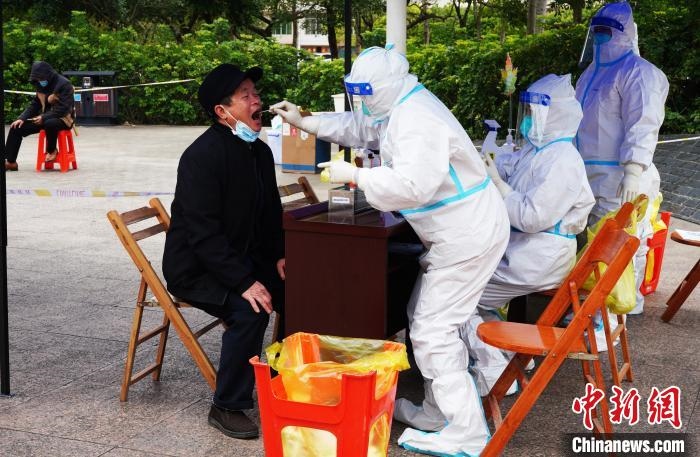 圖為德?？h組織民眾接受核酸檢測(cè)?！〉卤？h融媒體中心供圖