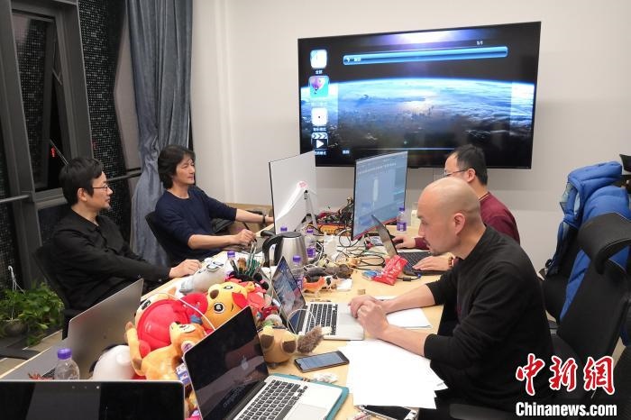 廣州美術學院曹雪、劉平云帶領的設計團隊對北京冬奧會吉祥物加班加點進行修改設計。(資料圖) 劉平云供圖