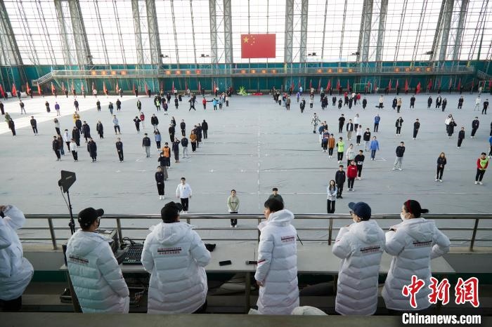 北京冬奧會閉幕式開始前，演員們在進行排練?！埼暮?供圖