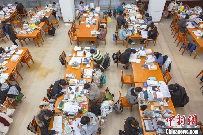 資料圖：南昌大學(xué)圖書館自習(xí)室內(nèi)，考生正在緊張復(fù)習(xí)。　劉力鑫 攝