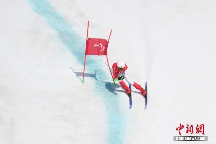 3月6日，中國選手梁景怡在比賽中。當日，北京2022年冬殘奧會殘奧高山滑雪男子超級大回轉(zhuǎn)-站姿決賽在國家高山滑雪中心舉行，中國選手梁景怡奪得冠軍。 <a target='_blank' href='/'>中新社</a>記者 劉冉陽 攝 　