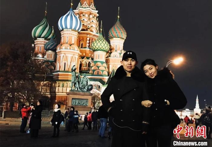 圖為敖木希勒夫婦留學(xué)合影?！“侥鞠＠展﹫D